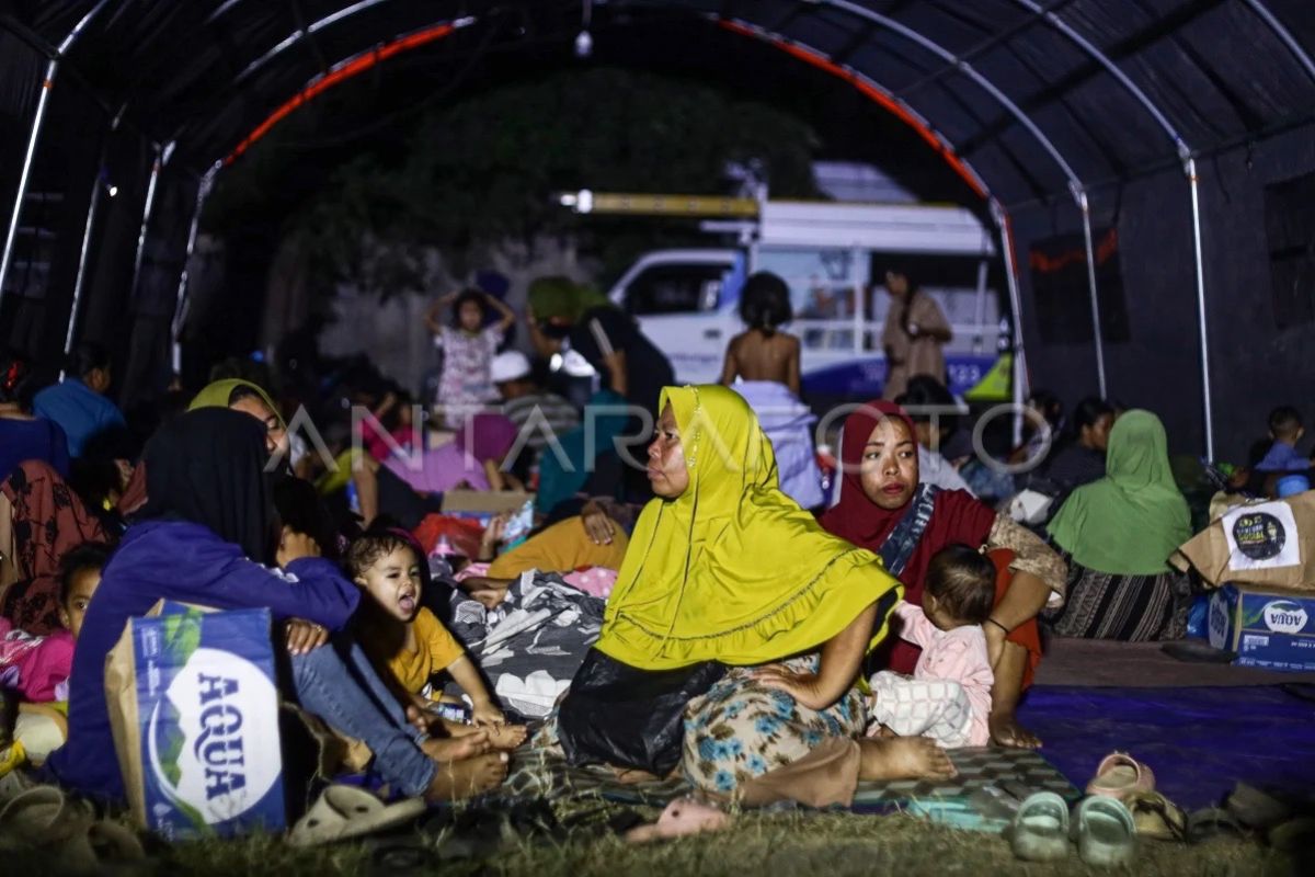 pengungsi-korban-bencana-gempa-bumi-di-ntt-1ox0w-dom-Large