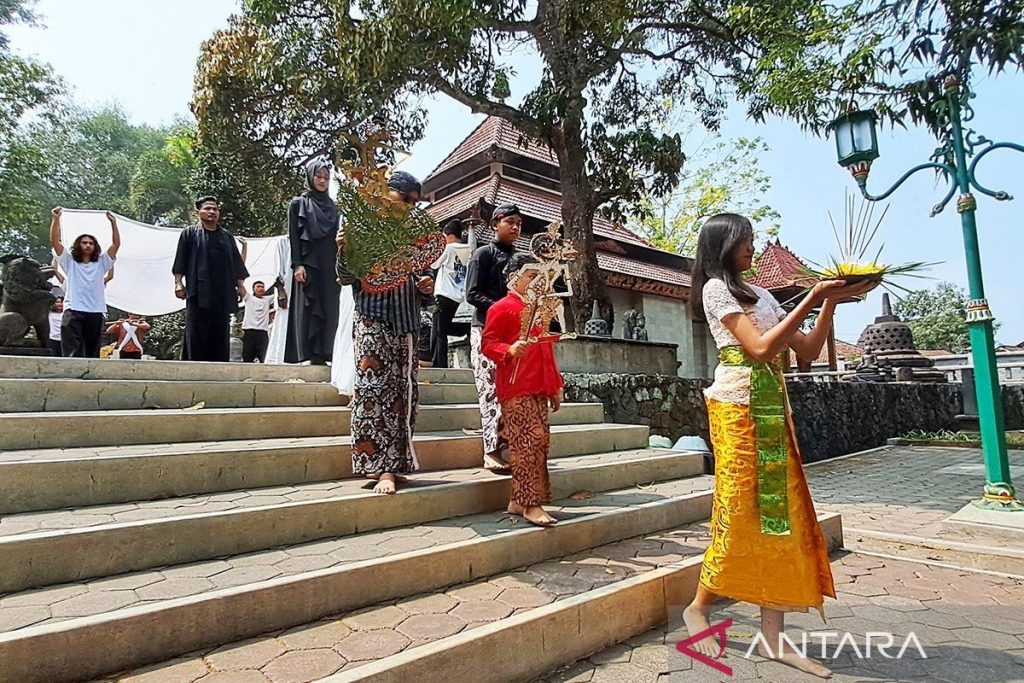 17kritik-hastabrata-wihara-mendut-1