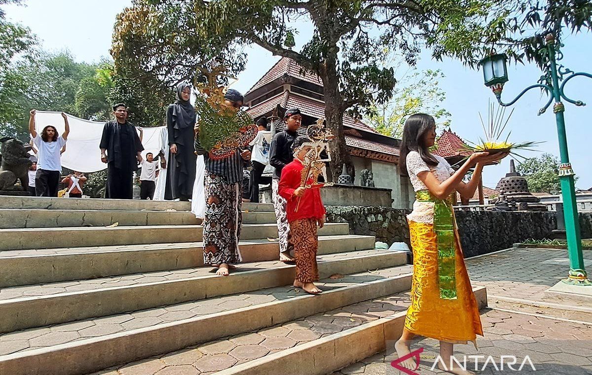 17kritik-hastabrata-wihara-mendut-1