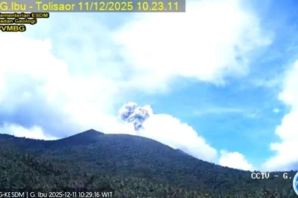 Gunung-Ibu-semburkan-abu-vulkanik-hingga-400-meter
