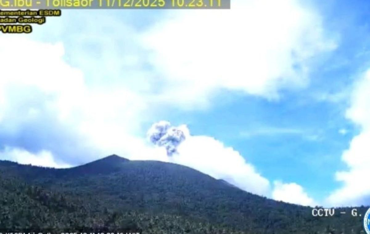 Gunung-Ibu-semburkan-abu-vulkanik-hingga-400-meter