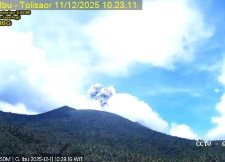 Gunung-Ibu-semburkan-abu-vulkanik-hingga-400-meter