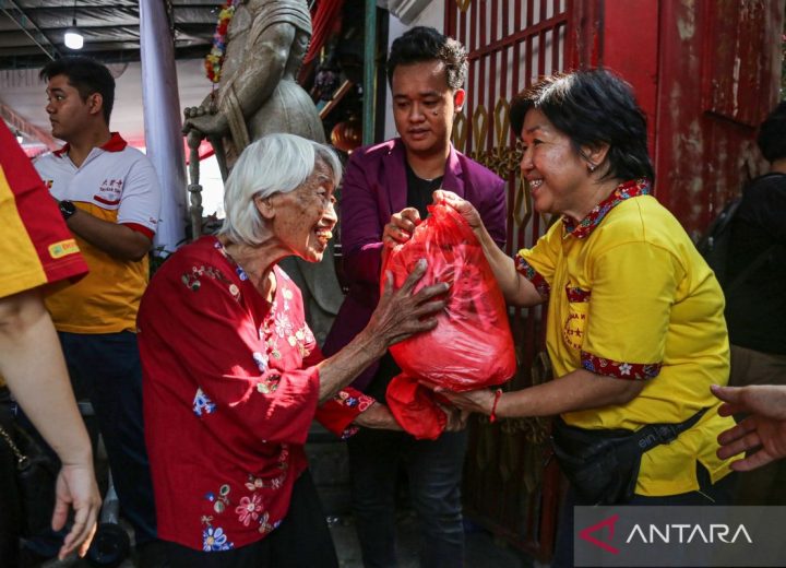 Tradisi-Bakti-Sosial-Sembako-Gratis-Di-Pecinan-Semarang-100926-mz-4A