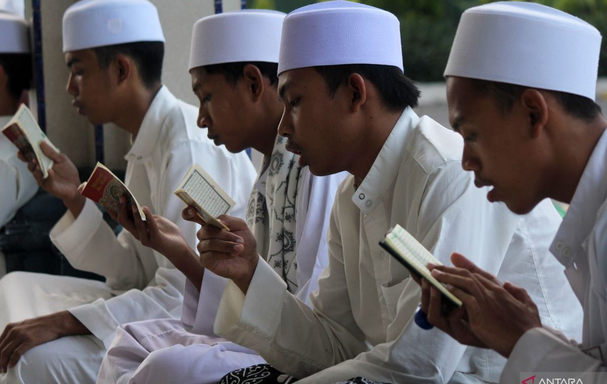 antarafoto-ngaji-kitab-kuning-di-surabaya-13042022-pc-1