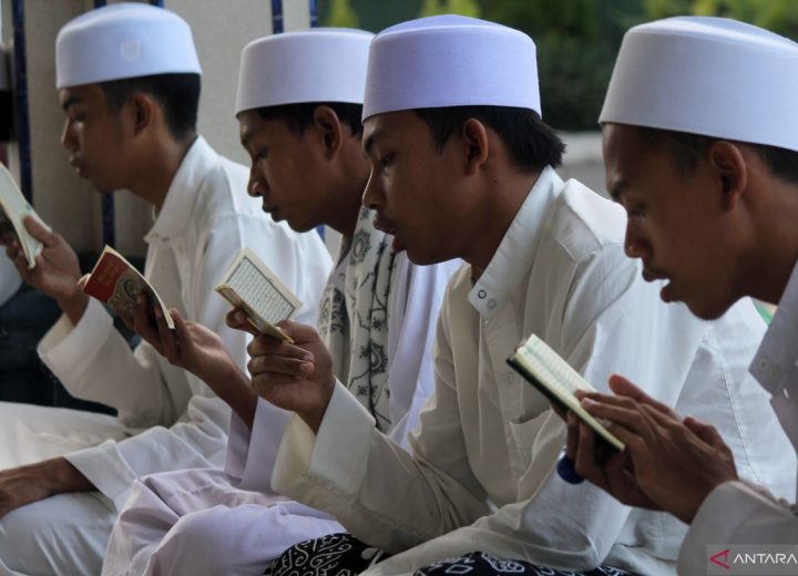 antarafoto-ngaji-kitab-kuning-di-surabaya-13042022-pc-1